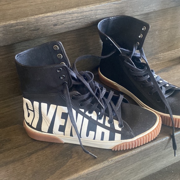 Givenchy logo sneakers size 7 women’s excellent condition authentic - Picture 3 of 3